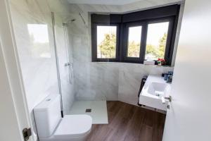 a bathroom with a toilet and a sink at La llosina Vivienda Vacacional alquiler íntegro in Llanes +33 photos