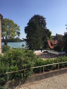 a view of a yard with a house and the water at Voss-Haus in Eutin