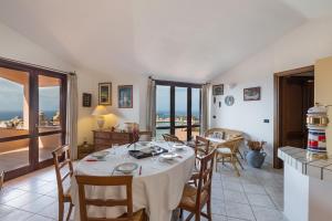 Ristorante o altro punto ristoro di Villa in Sardinia with Sea View - Arielle