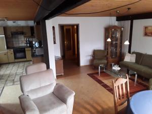 ein Wohnzimmer mit Sofa und Sessel in der Unterkunft Grenzgänger in Gronau