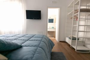 - une chambre avec un lit et une étagère dans l'établissement My place, à Bari