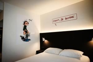 Una cama o camas en una habitación de ibis Styles Liege Guillemins