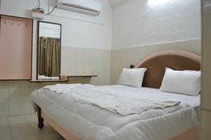 Hotel Athidhi Inn tesisinde bir odada yatak veya yataklar
