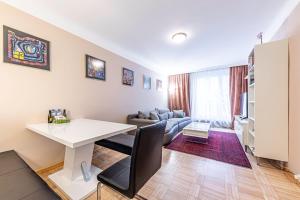 ein Wohnzimmer mit einem weißen Tisch und einem Sofa in der Unterkunft Vienna Apartment 1010 in Wien