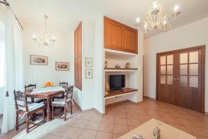 Un comedor con una mesa y un televisor. en TaoApartments - Casa Antonella, en Taormina
