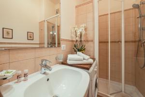 un baño con lavabo y ducha en TaoApartments - Casa Antonella, en Taormina 40 fotos más