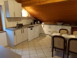 Kuchyň nebo kuchyňský kout v ubytování Komfortabel wohnen am Waldrand von Pitzling