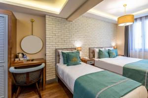 une chambre d'hôtel avec deux lits et un miroir dans l'établissement Interstar Hotel - Sultanahmet, à Istanbul
