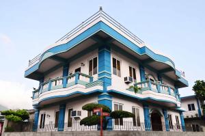 巴斯科丹丹旅馆的蓝色和白色的建筑,设有阳台