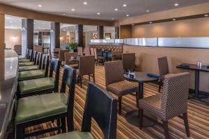 Restoranas ar kita vieta pavalgyti apgyvendinimo įstaigoje Holiday Inn Ontario Airport - California, an IHG Hotel
