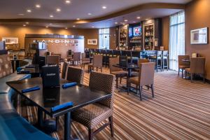 A restaurant or other place to eat at Holiday Inn Ontario Airport - California, an IHG Hotel