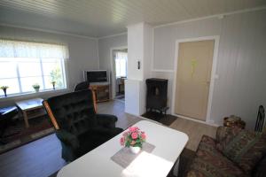 a living room with a couch and a table at Bellahuset in Sæbø