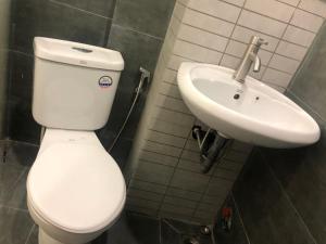 een badkamer met een wit toilet en een wastafel bij SUPERTRAMP'S HOUSE in Ho Chi Minh-stad