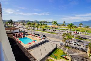uma vista aérea de um resort com uma piscina em Hotel Areia Branca em Caraguatatuba
