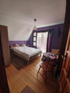 ein Schlafzimmer mit einem Bett und einem Tisch darin in der Unterkunft Agroturystyka Lucyna Babińska in Radków