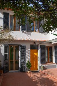 a house with a yellow door and windows at Silvia in S.Reparata in Florence