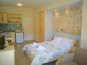 a bedroom with a bed with two towels on it at Rent Rooms Alexiou in Límni