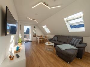 ein Wohnzimmer mit einem Sofa und einem Tisch in der Unterkunft Ferienhaus Merlin in Röbel