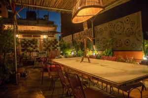 un bar con sillas y una mesa en un restaurante en Guesthouse MALAGUETA INN I, en Maputo