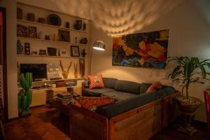 Una sala de estar con un sofá y un televisor. en Guesthouse MALAGUETA INN I, en Maputo