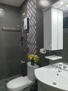 Koupelna v ubytování Camiguin KALIMBA DE LUNA INN