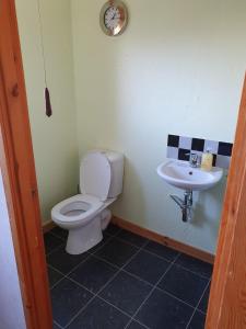 a bathroom with a toilet and a sink at Taigh nam Piobaireach in Balivanich