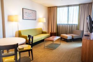 ein Hotelzimmer mit einer Couch und einem Tisch in der Unterkunft Holiday Inn & Suites Port Moresby by IHG in Port Moresby