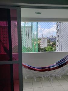 hamaca frente a una ventana con vistas en Lar da Galega Espinheiro, en Recife