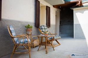 dwa krzesła i stół na patio w obiekcie Angolo di Via Fiorita w mieście Perugia