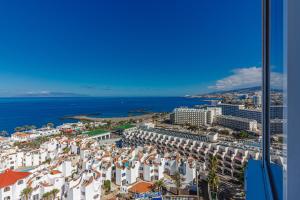 una vista aerea di una città con edifici e l'oceano di Las Americas Best! Torres de Yomely11 a Playa de las Americas