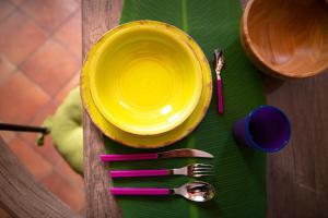 una placa amarilla en una mesa con algunos utensilios en Silvia in S.Reparata en Florencia