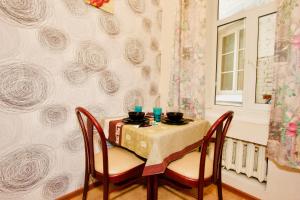 モスクワにあるKvartiraSvobodna - Apartaments OLD ARBATのダイニングテーブル(椅子2脚、テーブル1台付)