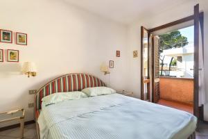 Łóżko lub łóżka w pokoju w obiekcie Villa Mirella, 100 metri dal Mare