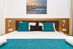 Letto o letti in una camera di Helios Bay Hotel and Suites
