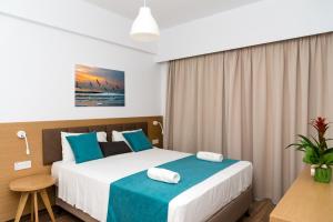 Letto o letti in una camera di Helios Bay Hotel and Suites