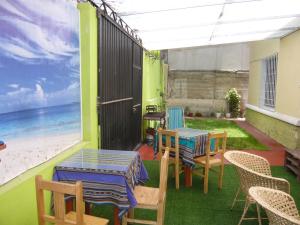 un patio con mesas y sillas y la playa en Hostel Fuentes, en Arequipa