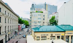 モスクワにあるKvartiraSvobodna - Apartaments OLD ARBATの建物のある街並み