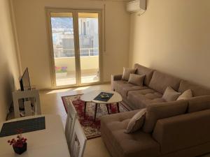 sala de estar con sofá y mesa en Rooftop Apartments Lungomare en Vlorë