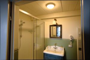A bathroom at I Tre Poderi 1872