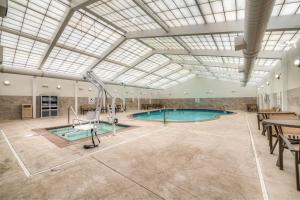 una gran piscina cubierta con techo de cristal en Holiday Inn Tacoma Mall, an IHG Hotel, en Tacoma