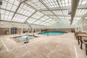 Bazén v ubytování Holiday Inn Tacoma Mall by IHG nebo v jeho okolí