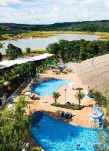 una vista aérea de un complejo con 2 piscinas en Apartamento em Caldas Novas, en Caldas Novas