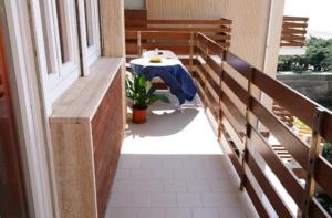 einen Balkon mit einem Tisch und einem blauen Tischtuch in der Unterkunft Orange Home in Marina di Castagneto Carducci