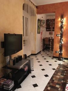 Μια τηλεόραση ή/και κέντρο ψυχαγωγίας στο Romantic Sea View Flat in Genova