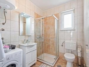 łazienka z prysznicem, toaletą i umywalką w obiekcie Apartment Nikoleto w mieście Zadar +37 zdjęć