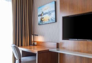 En tv och/eller ett underhållningssystem på Clarion Hotel Istanbul Mahmutbey