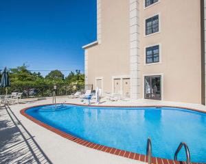 une piscine en face d'un bâtiment dans l'établissement Quality Inn Murfreesboro-University Area, à Murfreesboro