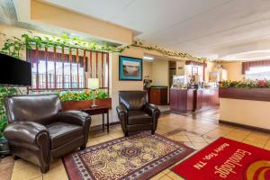 a waiting room with two chairs and a tv at Econo Lodge in Rocky Top