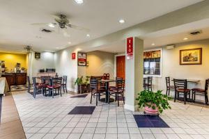 ein Restaurant mit Tischen und Stühlen in der Lobby in der Unterkunft Econo Lodge Berea in Berea