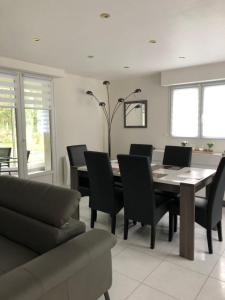 a dining room with a table and chairs at Gîte vickie in Livry